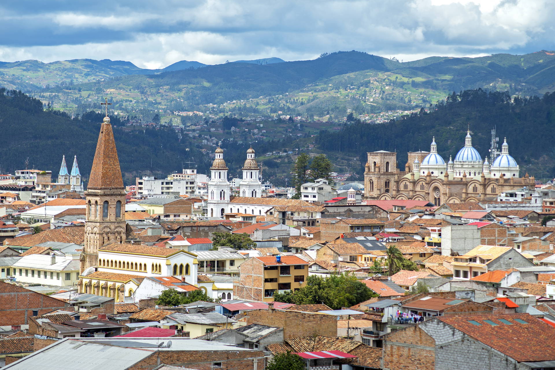 Panorama miasta Cuenca w Ekwadorze z widocznymi katedrami.