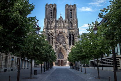 Katedra Notre-Dame w Reims widziana z ulicy.