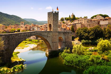 Średniowieczny kamienny most w Besalú, Katalonia.