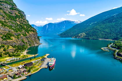 Widok z lotu ptaka na Aurlandsfjord w Norwegii.