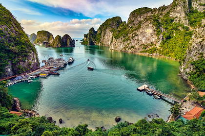 Widok na Zatokę Ha Long z pływającymi łodziami.
