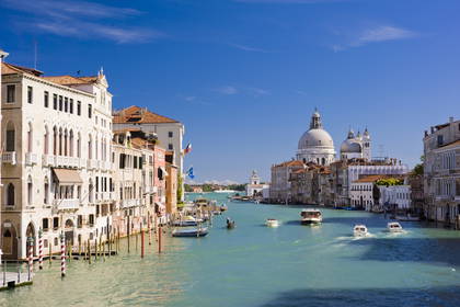 Canal Grande w Wenecji z Bazyliką Santa Maria della Salute w tle.