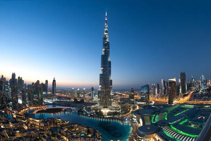 Burdż Chalifa i Dubaj nocą.