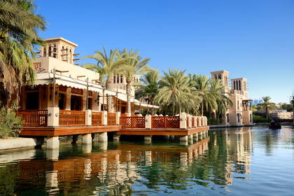 Madinat Jumeirah w Dubaju widziany od strony wody.