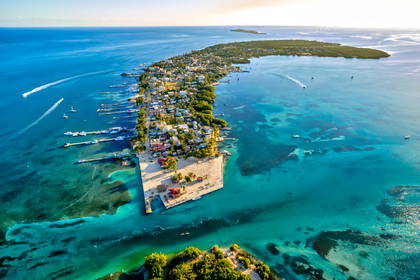 Zdjęcie lotnicze wyspy Caye Caulker w Belize.