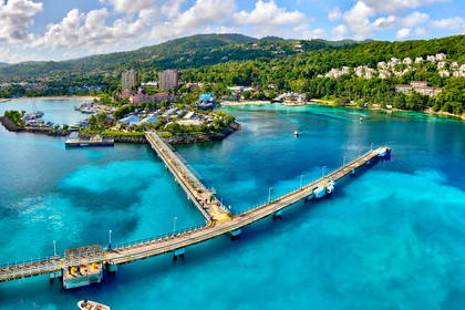 Widok z lotu ptaka na jamajską zatokę Ocho Rios z długim pomostem.