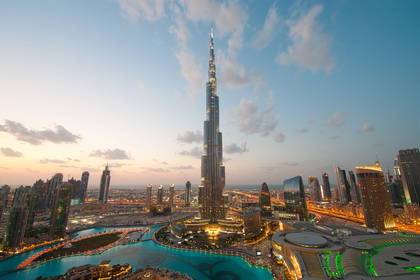 Burdż Chalifa i panorama Dubaju o zmierzchu.