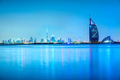Nocna panorama Dubaju z Burdż Al Arab i Burdż Chalifa.
