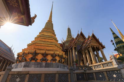 Złote pagody i bogate zdobienia w kompleksie świątynnym Wat Phra Kaew w Bangkoku.
