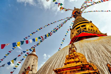 Stupa Swayambhunath w Katmandu, Nepal, ozdobiona kolorowymi flagami modlitewnymi.