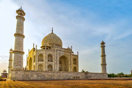 Tadż Mahal i minarety na tle błękitnego nieba.