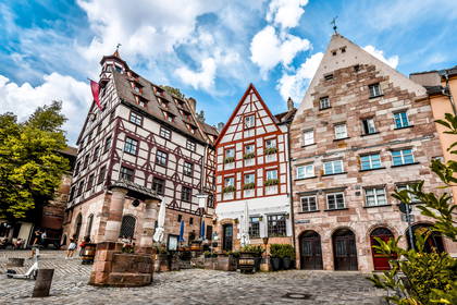 Historyczne budynki o charakterystycznej architekturze w Norymberdze.