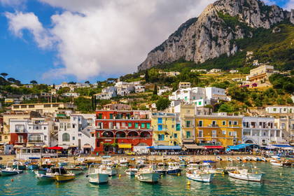 Port w Capri z kolorową zabudową i łodziami.