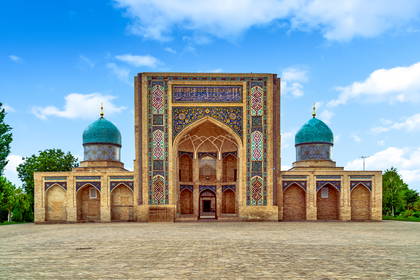 Kompleks Chor Minor w Bucharze, Uzbekistan. Budynek z charakterystycznymi błękitnymi kopułami.