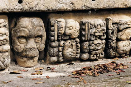 Starożytne kamienne płaskorzeźby w Copán, Honduras.