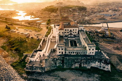 Zamek Cape Coast w Ghanie sfotografowany z lotu ptaka.