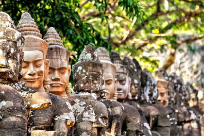 Kamienne rzeźby w Angkor Thom, Kambodża.