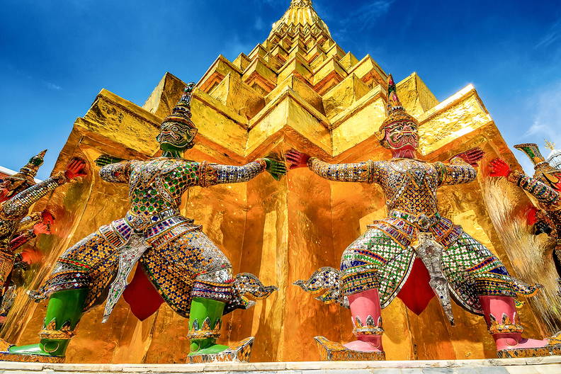 Barwne posągi strażników świątyni Wat Arun w Bangkoku.