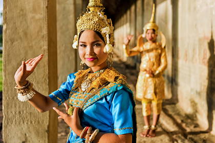 Kobieta w stroju Apsary w kompleksie Angkor Wat.