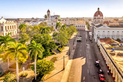 Panorama Camagüey na Kubie z palmami i zabytkowymi budynkami.