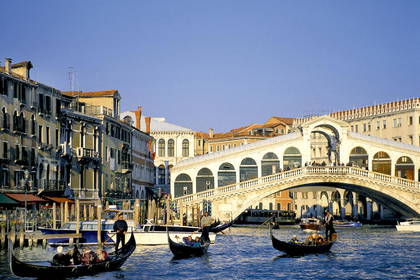 Most Rialto w Wenecji i gondole na wodzie.