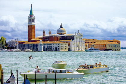 Widok na wenecką wyspę San Giorgio Maggiore z kościołem i dzwonnicą.
