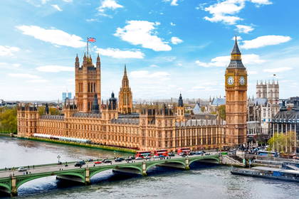 Panorama na budynki Parlamentu i wieżę zegarową Big Ben w Londynie.