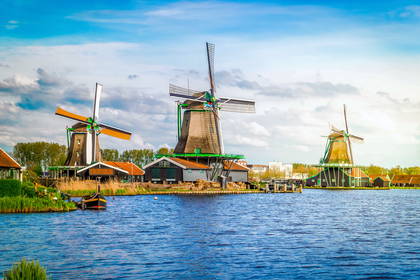 Trzy wiatraki w Zaanse Schans nad kanałem.