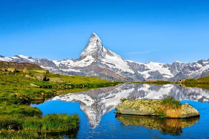 Matterhorn odbijający się w jeziorze.
