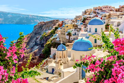 Santorini: białe domy i kościoły z niebieskimi kopułami.
