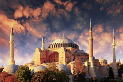 Hagia Sophia w Stambule o zachodzie słońca.