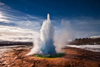 Erupcja gejzera Strokkur w dolinie Haukadalur, Islandia.