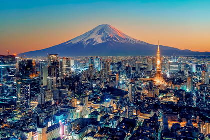 Nocna panorama Tokio z widokiem na górę Fudżi.