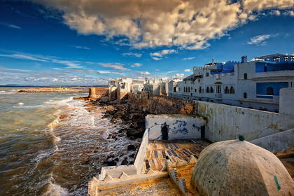 Essaouira w Maroko: białe budynki nad oceanem.