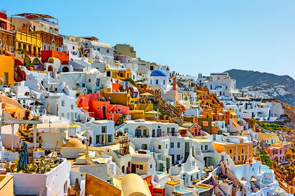 Santorini z białą architekturą.
