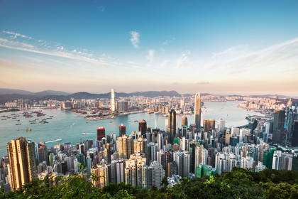 Panorama Hongkongu: drapacze chmur i port.