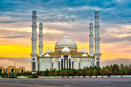 Meczet Hazrat Sultan w Nur-Sułtanie, Kazachstan.