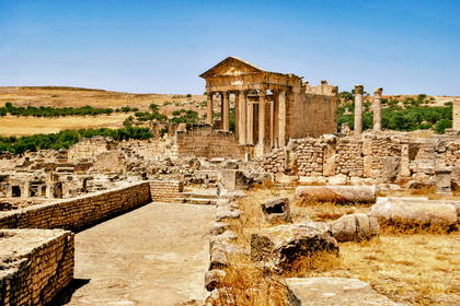 Ruiny rzymskiego miasta Dougga w Tunezji.