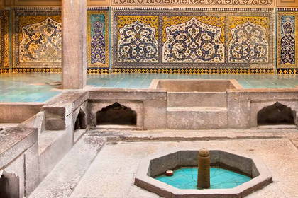 Wnętrze łaźni Vakil w Szirazie, Iran. Widoczne dekoracyjne płytki.