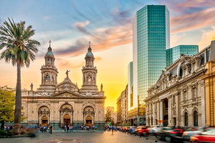 Katedra Metropolitalna w Santiago widoczna na tle miasta.