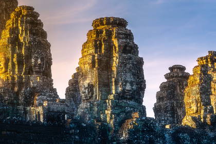 Kamienne wieże świątyni Bajon w Angkor.