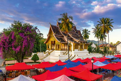 Złota świątynia Wat Mai Suwannaphum i kolorowy nocny targ w Luang Prabang.