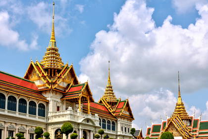 Grand Palace w Bangkoku na tle błękitnego nieba.