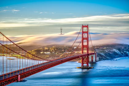 Most Golden Gate w San Francisco. W tle widoczna woda.