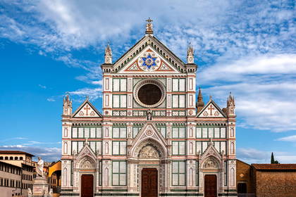 Fasada bazyliki Santa Croce we Florencji. W tle widoczne niebo.