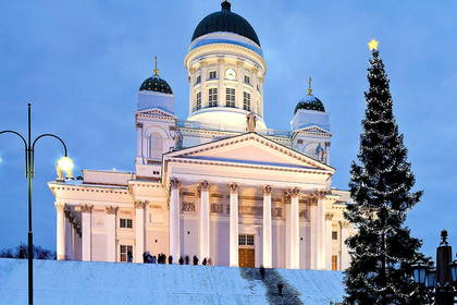 Katedra w Helsinkach i choinka w zimowej scenerii.