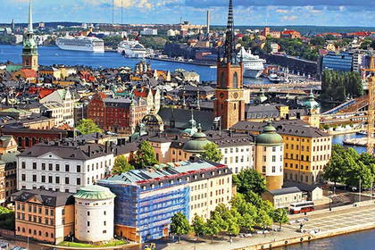 Panorama Sztokholmu z zabytkową architekturą i portem.