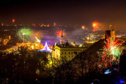 Nocny widok na Wilno podczas pokazu fajerwerków w Sylwestra.