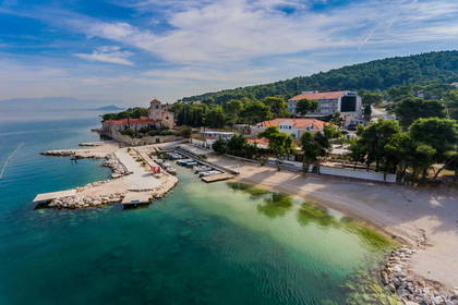 Klasztor i port w Supetarskiej Dradze w Chorwacji z lotu ptaka.