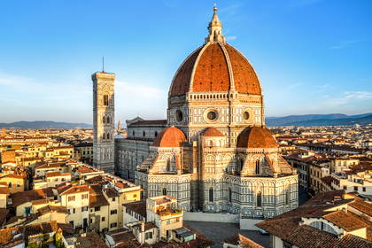 Katedra Santa Maria del Fiore we Florencji z charakterystyczną kopułą i dzwonnicą góruje nad panoramą miasta.